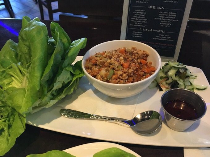 chicken & shrimp lettuce wraps (チキンとエビのレタスラップ) 10ドル