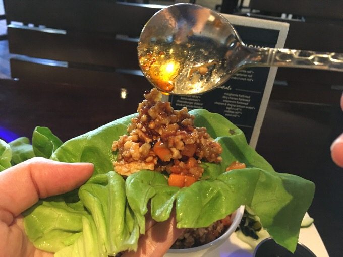 レタスに乗せて特製のソースをかけていただきます。