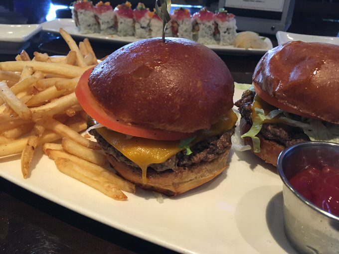 cheeseburger sliders (チーズバーガースライダー) 10ドル