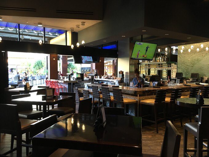 コナグリル ワイキキの店内 バーエリア