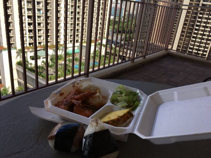 グランドワイキキアンのラナイとガーリックシュリンプ