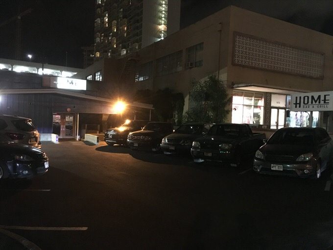 夜はちょっと怖いくらいの暗がりにあるホーム バー&グリル