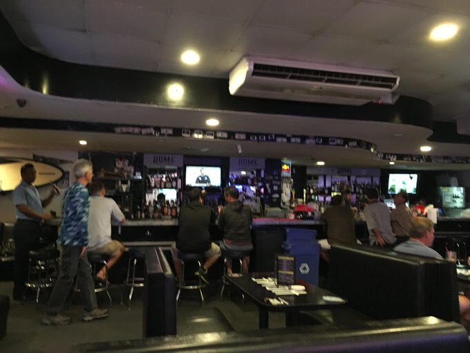 ホーム バー&グリル の店内 バーカウンター