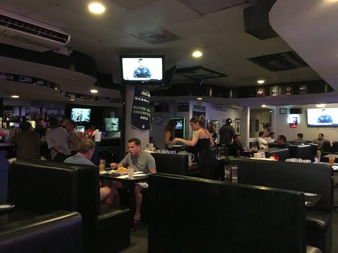 ホーム バー&グリル の店内 テーブル席