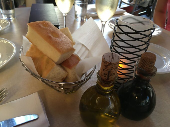 お通しの自家製フォカッチャ