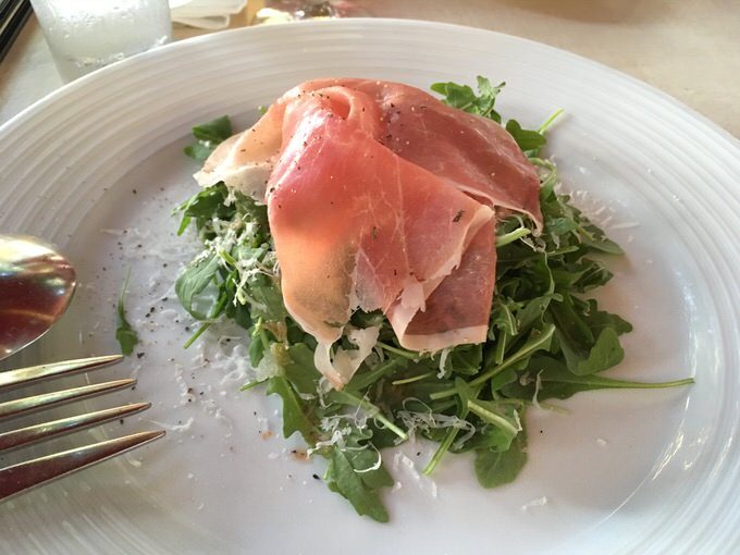 insalata rucola con prosciutto マキ・コニクソンのルッコラと生ハムの直球サラダ 15ドル