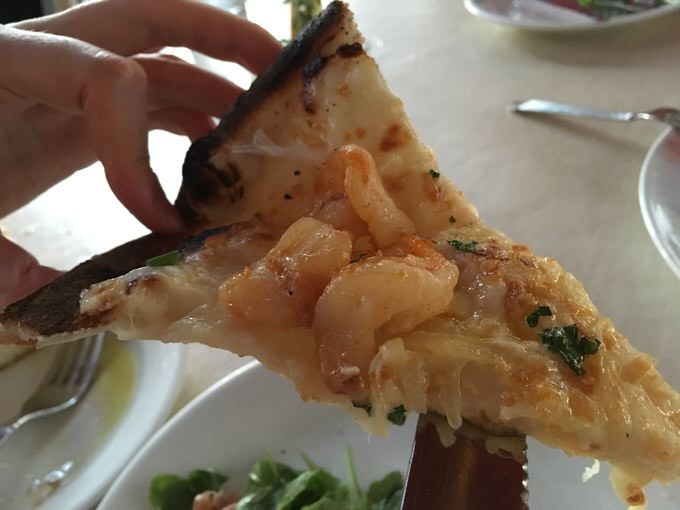 えび、オニオン、チーズにガーリックがのったオーナーお気に入りピッツァ