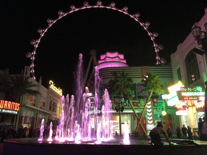 リンクプロムナードのど真ん中にあるIN-N-OUT