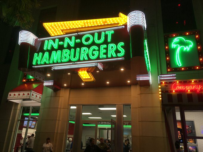 IN-N-OUT お店外観