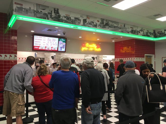 レジには常に列ができています。