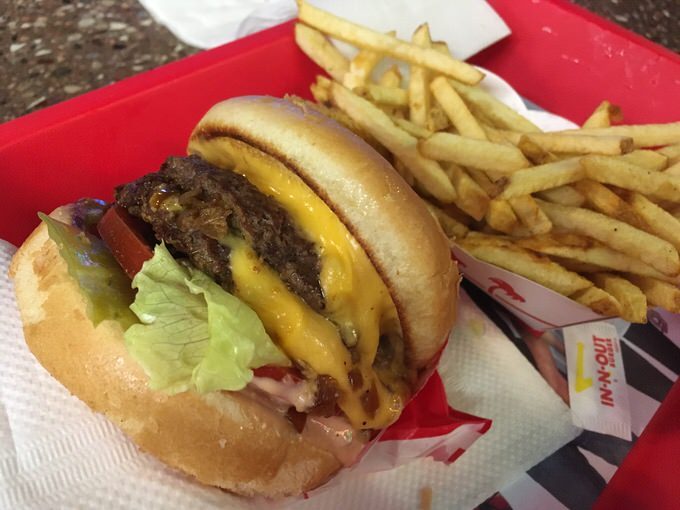 ダブルダブルのアニマルスタイルとフレンチフライ