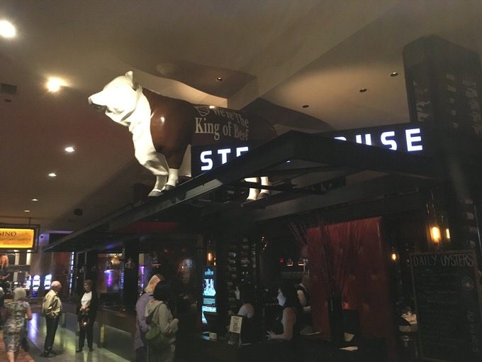 お店のマスコットの牛、アナベル君