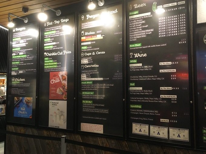 入り口に置かれた大きなメニューボード