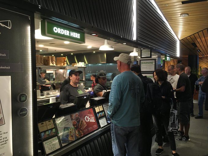 シェイクシャックの注文カウンター
