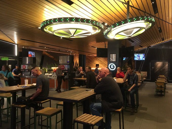 シェイクシャックの店内 高いテーブル席