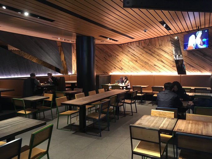 シェイクシャックの店内 低いテーブル席