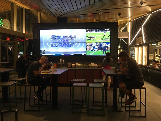 シェイクシャックの店内 巨大モニターもあります。