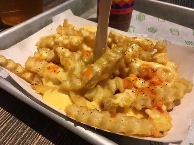 チーズフライに胡椒とチリソースをかけて味がえ