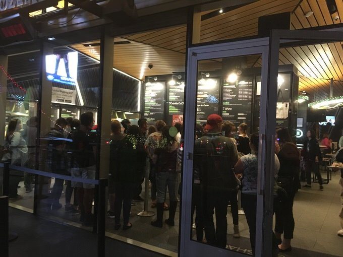 シェイクシャックのお店入り口 行列が出来ています