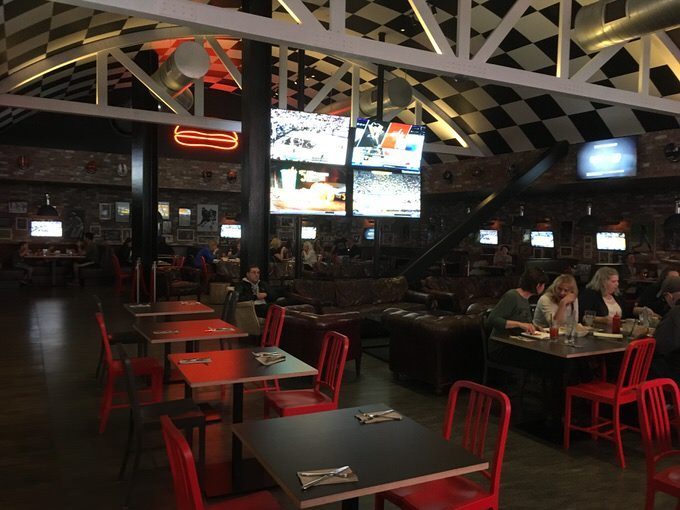 50以上のテレビが並ぶUMAMI BURBER の店内