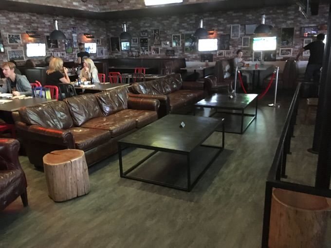 テレビの前の寛げそうなソファー席