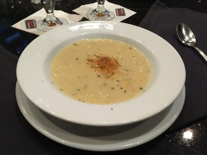 3コースのアペタイザー コーンチャウダー