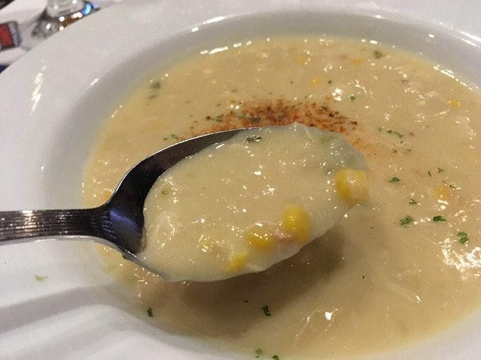 コーンチャウダーには蟹の身がいっぱい