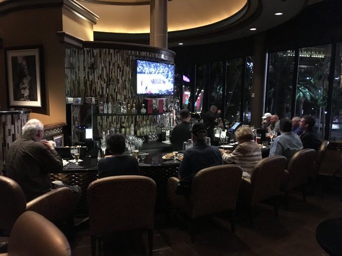 ハッピーアワーが楽しめるカウンター席