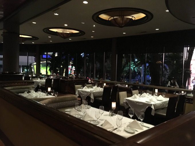 ルースズクリス ラスベガスのラスベガス大通りを眺めながら食事のできるテーブル席