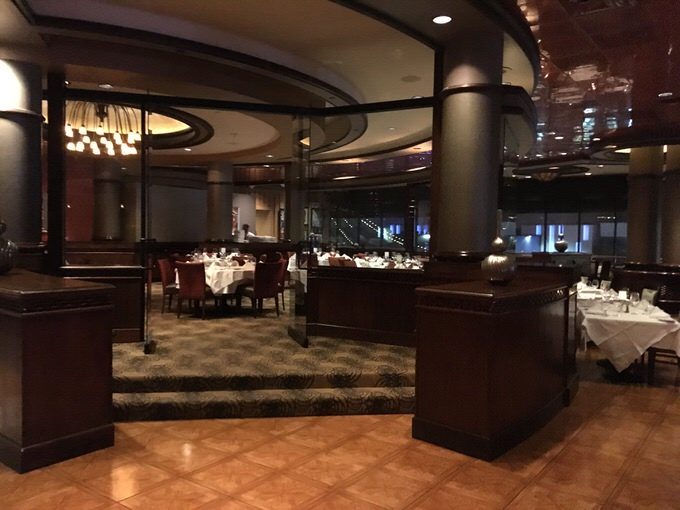 ルースズクリスの洗練された店内