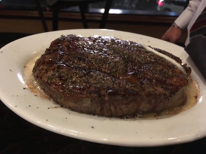 コースのリブアイステーキ