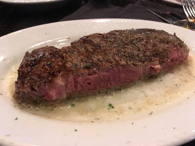 縦に半分にカットされたリブアイステーキ