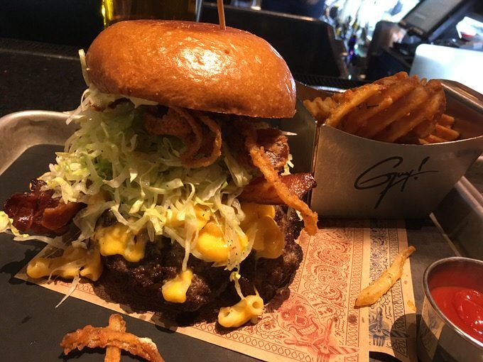 BACON MAC-N-CHEESE BURGER 通常21.5ドル