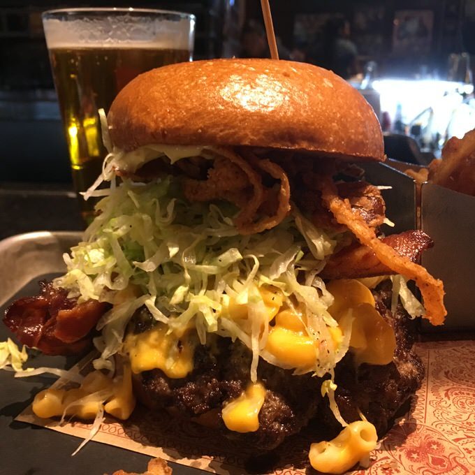 ラスベガス Guy Fieri S Vegas Kitchen Barのハッピーアワーでモンスター級のハンバーガーをお得に味わう 出不精夫婦が暮らすように旅するブログ