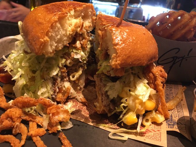 BACON MAC-N-CHEESE BURGERを半分にカット!