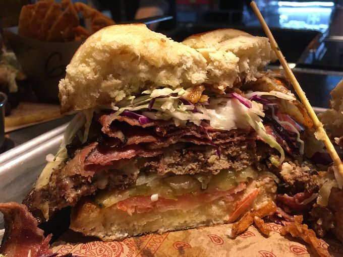 半分にカットしたTHE MAYOR OF FLAVORTOWN BURGER