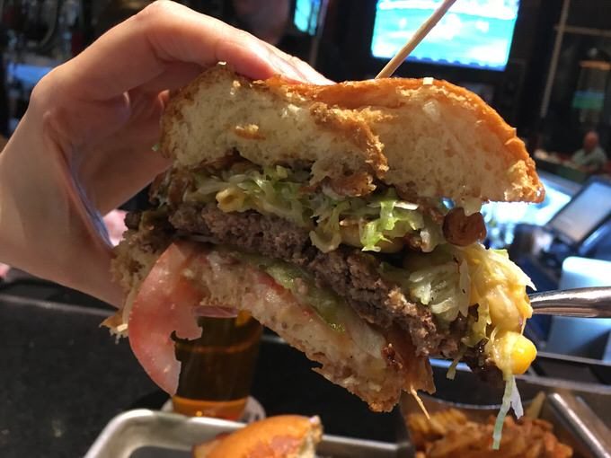 BACON MAC-N-CHEESE BURGERを思い切って持ち上げたところ