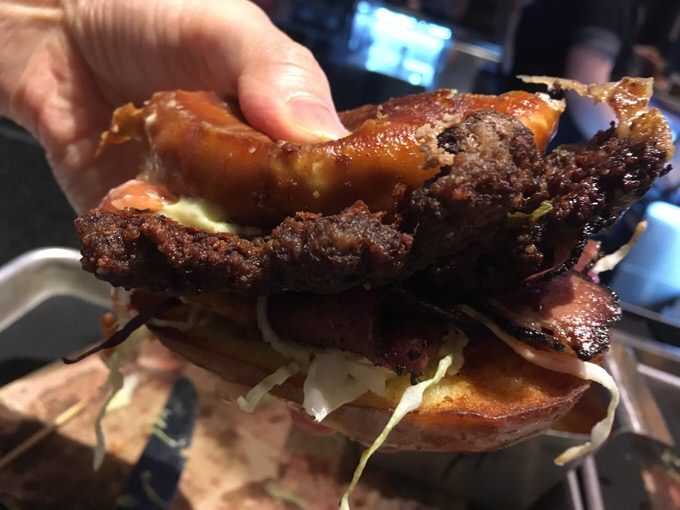 はみ出した肉が男らしいTHE MAYOR OF FLAVORTOWN BURGER