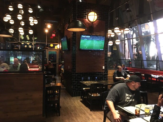 店内のテーブル席