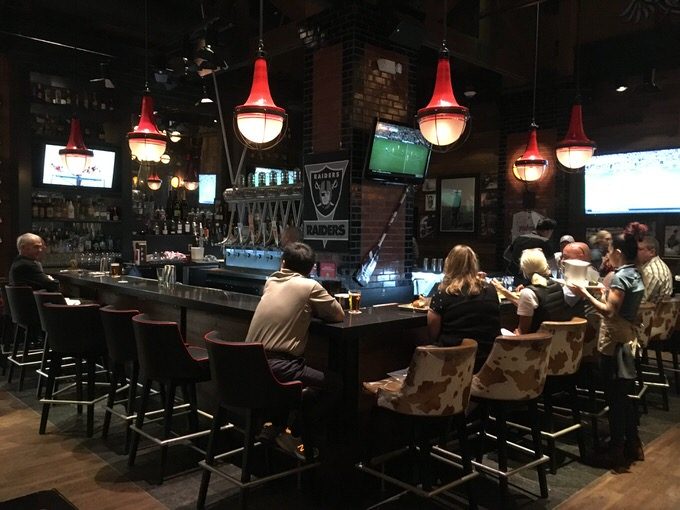 ハッピーアワーを楽しめるバーカウンター