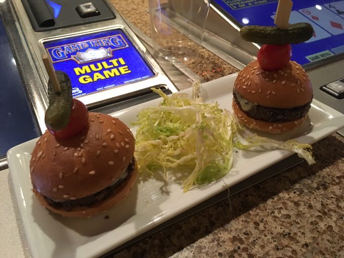 2 WAGYU SLIDERS 9ドル