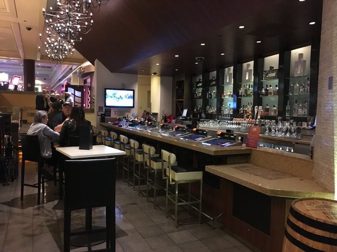 ハッピーアワーが楽しめるカウンター席