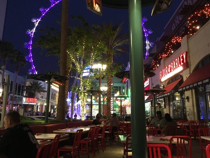 ハイローラーが目の前に見える野外のテーブル席