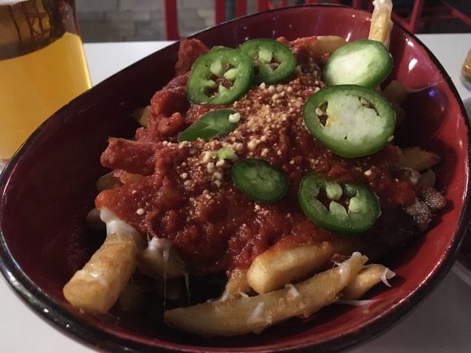 ローデッドピザフライ Loaded Pizza Fries 8ドル (ハッピーアワーのみ提供)