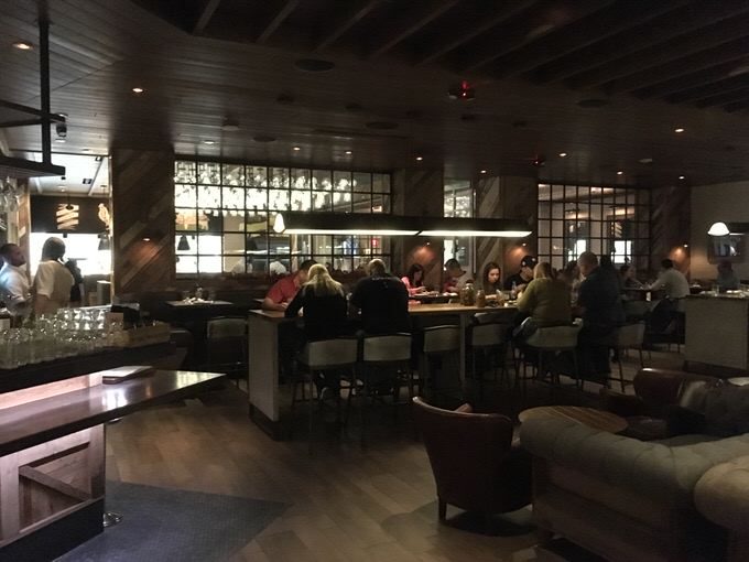 ヤードバードの店内 手前のテーブル席