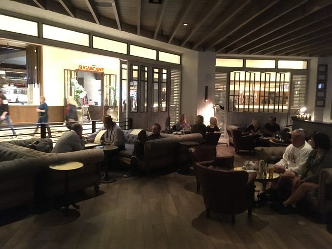 ヤードバードの店内 ゆったりとしたソファー席