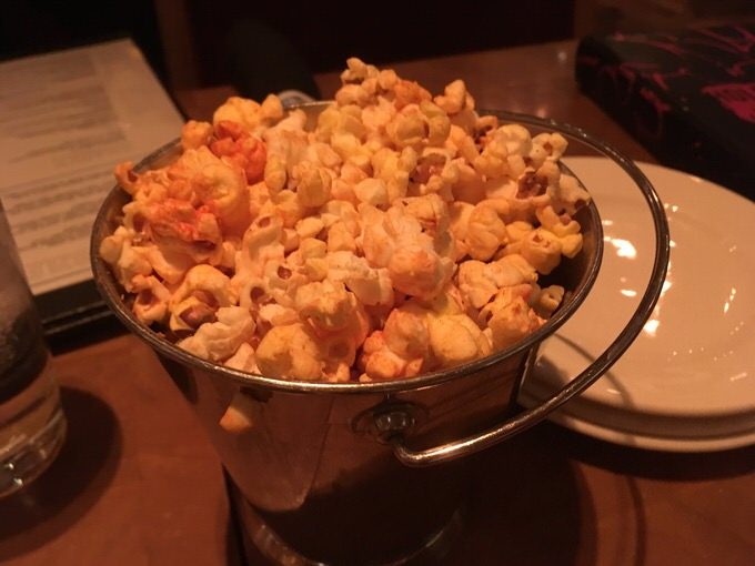 お通しのポップコーン