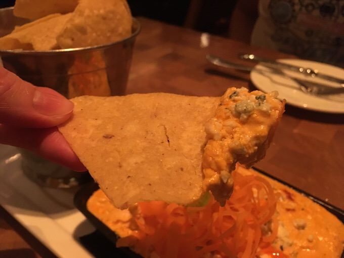 トルティーヤチップにつけて食べます。