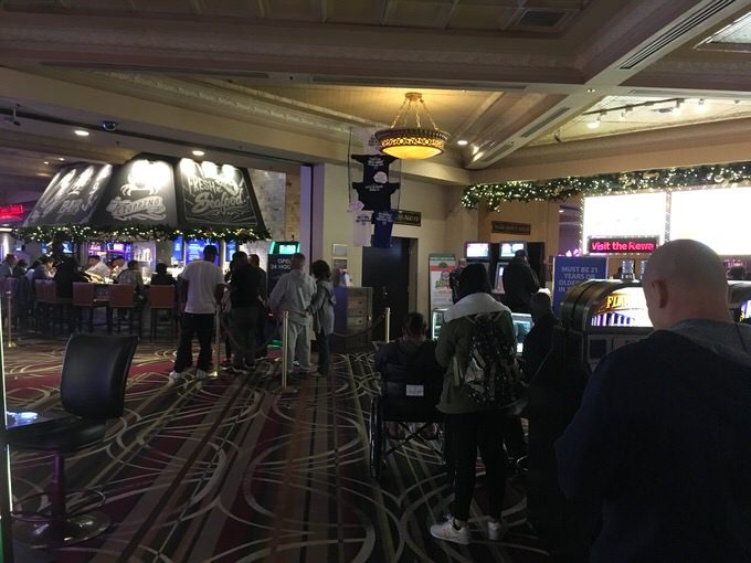 オイスターバーの行列