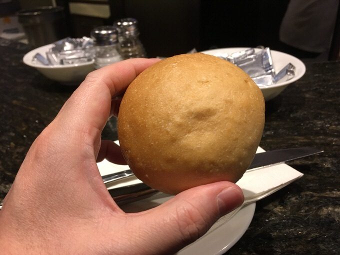 お通しのパンのサイズは野球ボールくらい